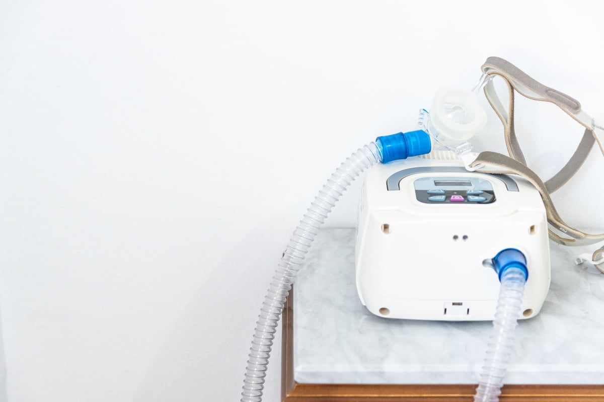 CPAP makinesi ve baş maskesi